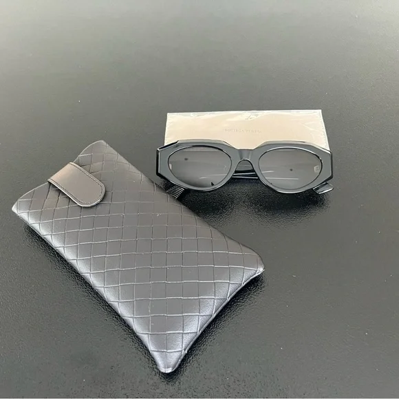 Authentic Bottega Veneta Black Facet Acetate Cat Eye  display picture 1